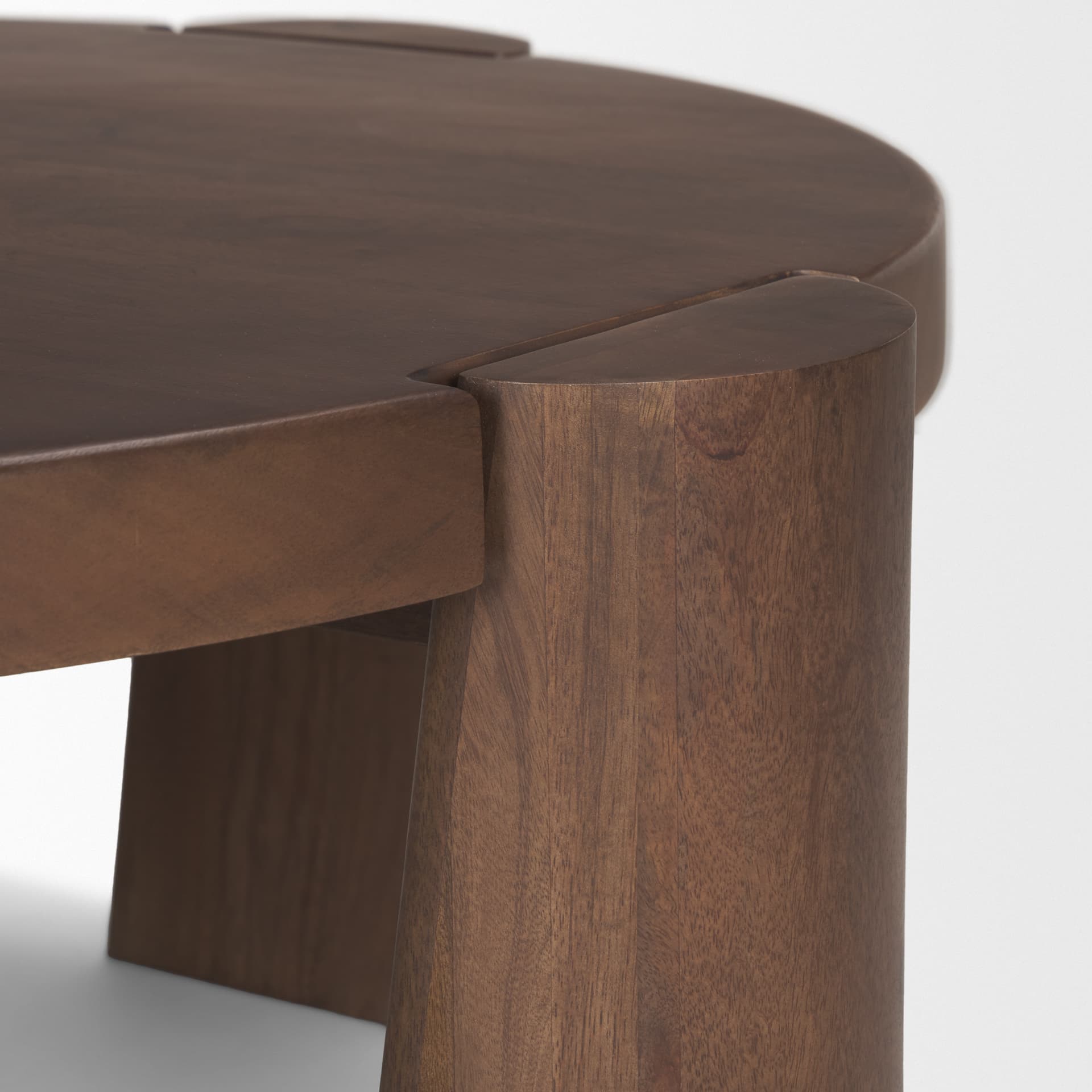 Tammar Round Wood w/ Tapered Legs Coffee Table — product photograph