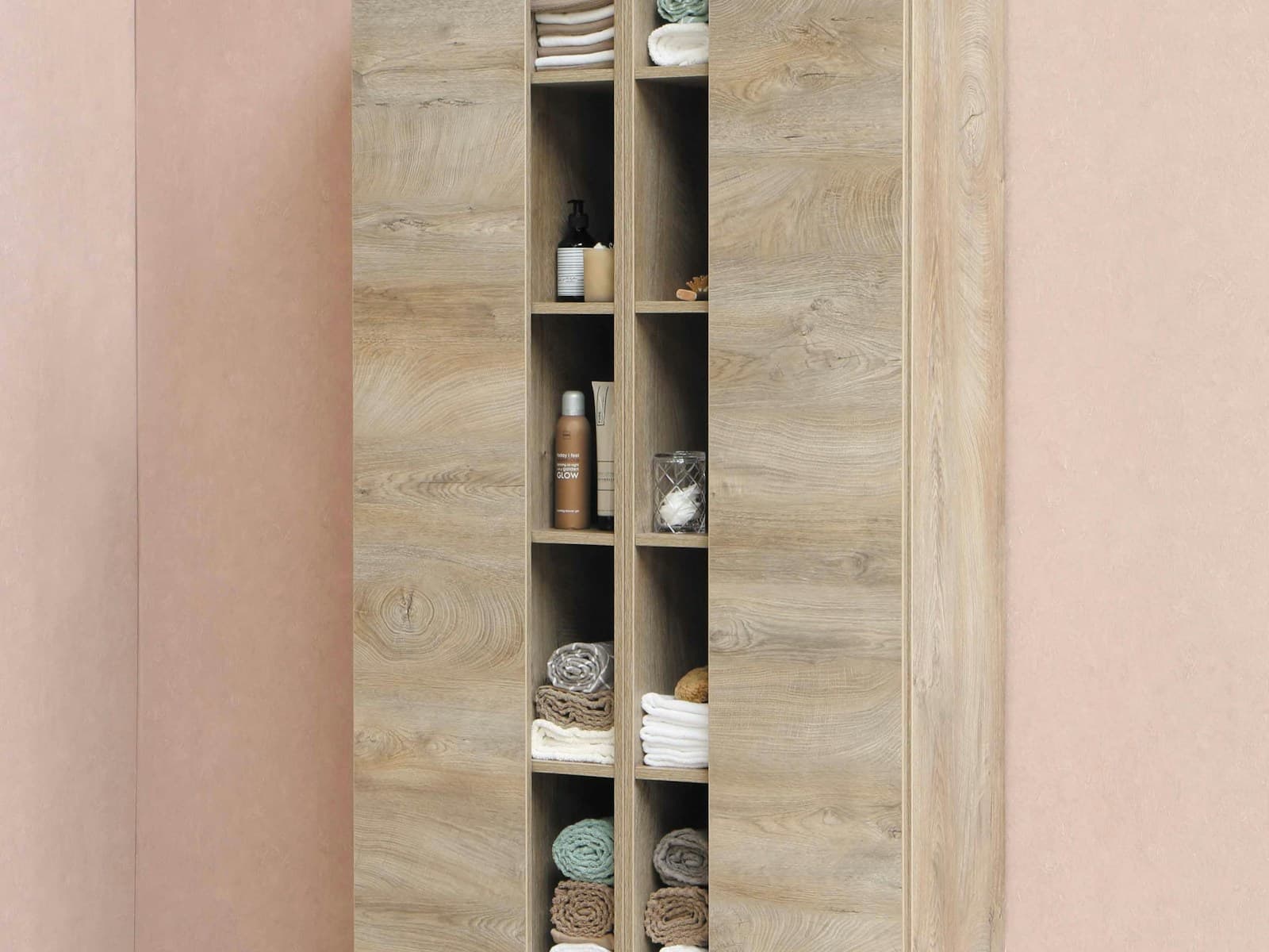 Table de chevet Bayview en frêne pâle à côté d'un lit fait