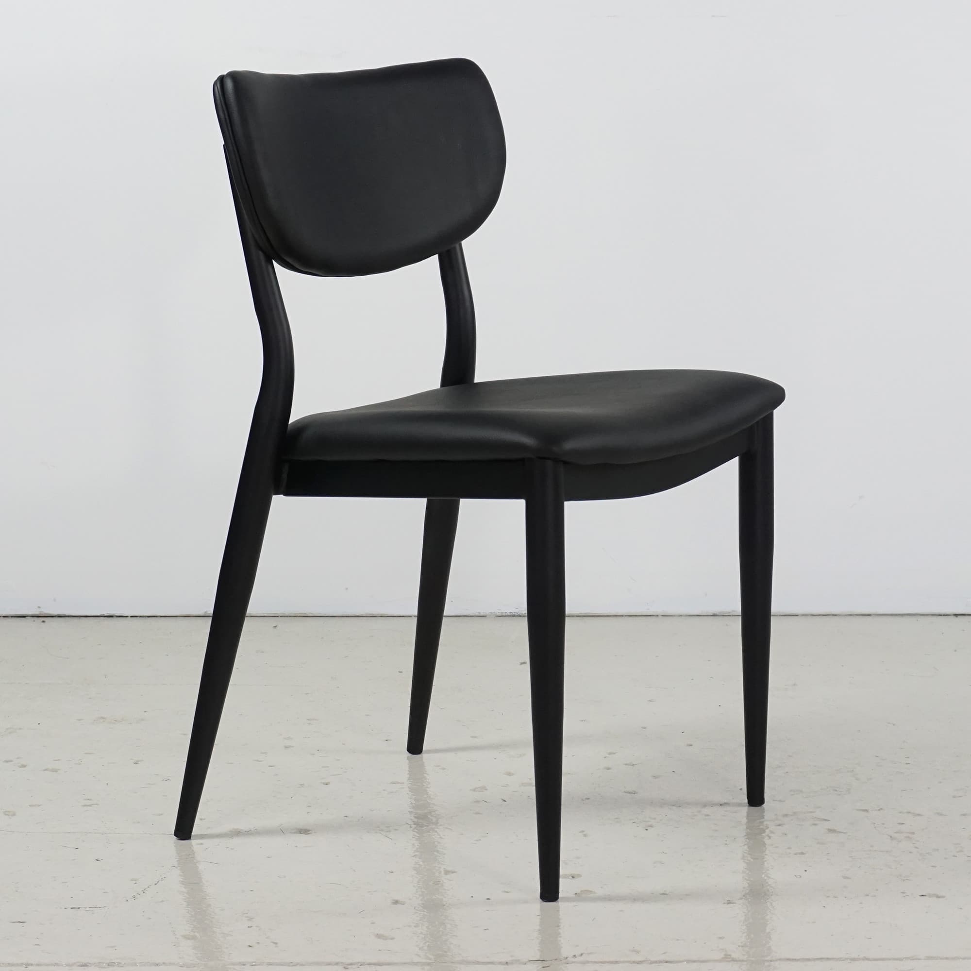 Vennie Stackable Chair — product photograph