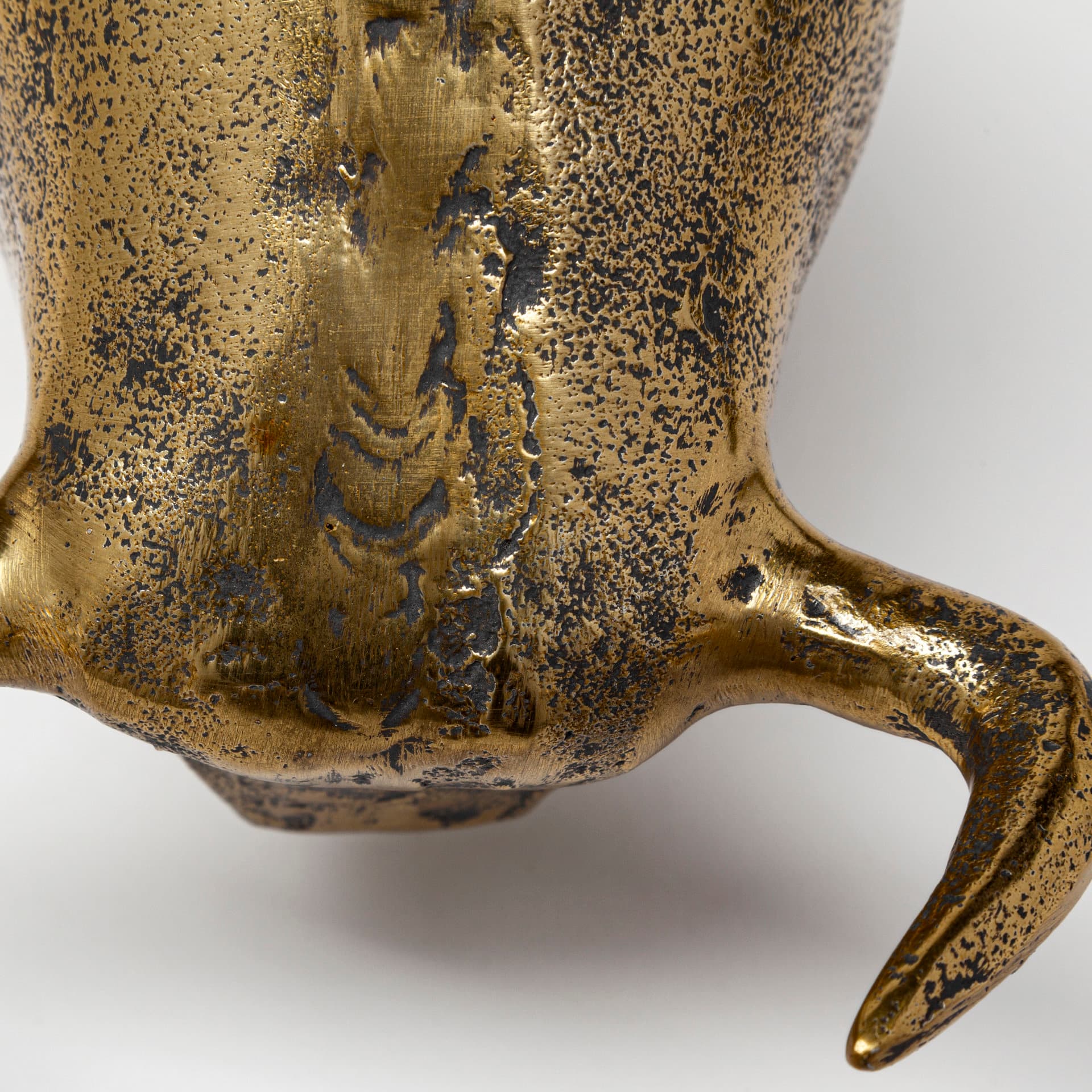 Tauro I 9L x 4W Gold Cast Aluminum Raging Bull — product photograph