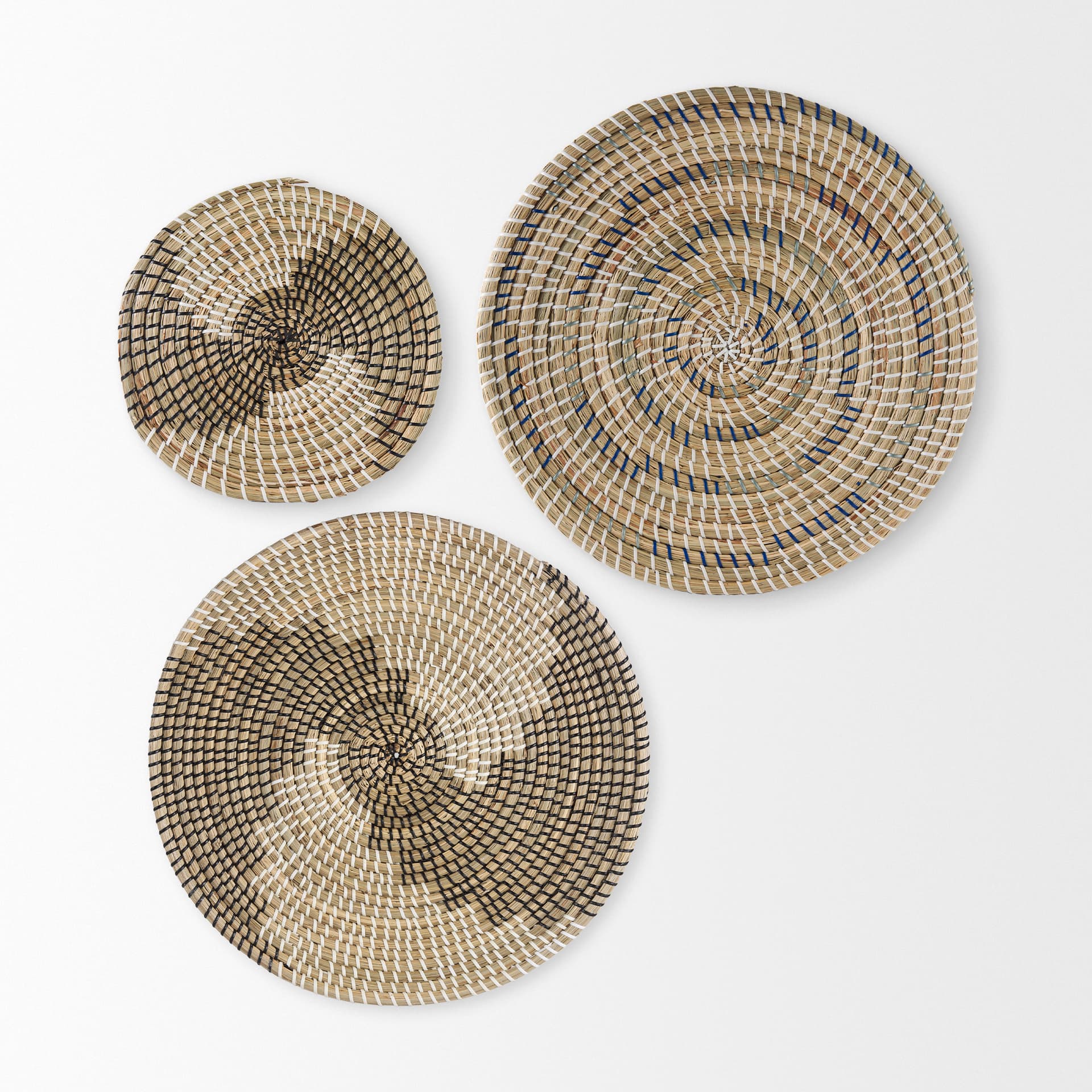 Avel 18.0L x 18.0W x 3.0H Light Brown Seagrass W/Dark Brown String Round Wall Hanging Plate — product photograph