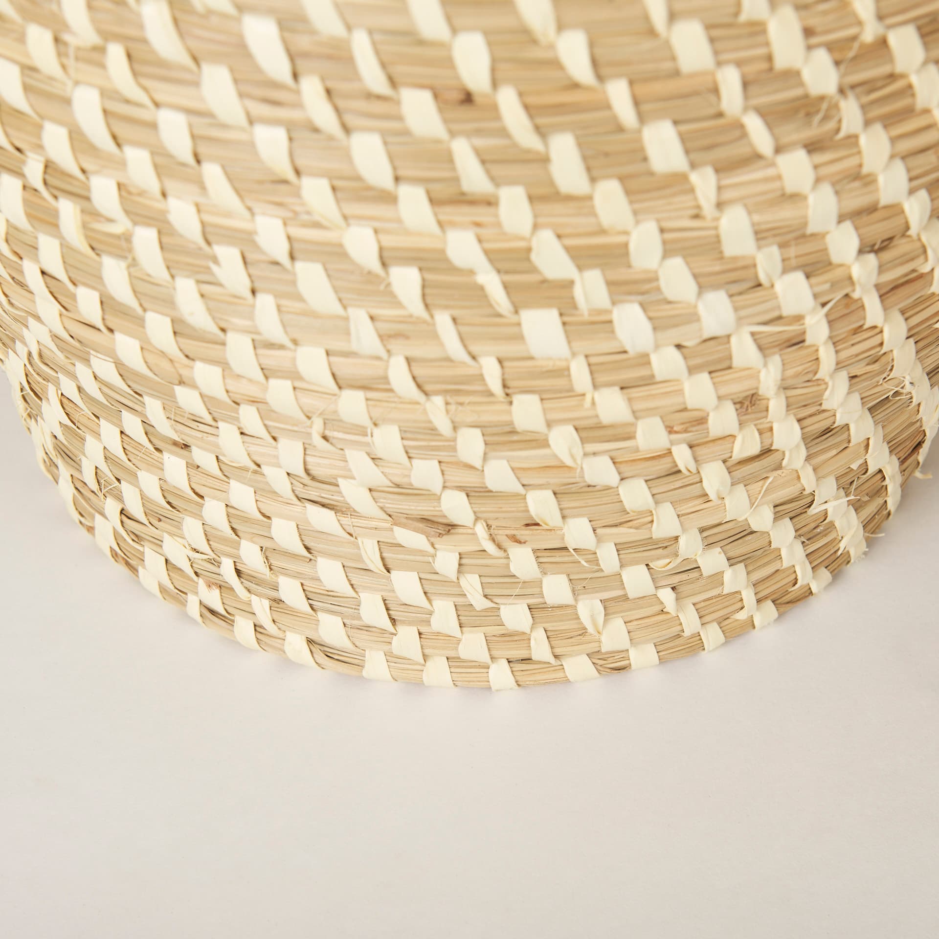 Kalopa Set of 2 Seagrass Floor Baskets w/ Flat Handled Lid — product photograph