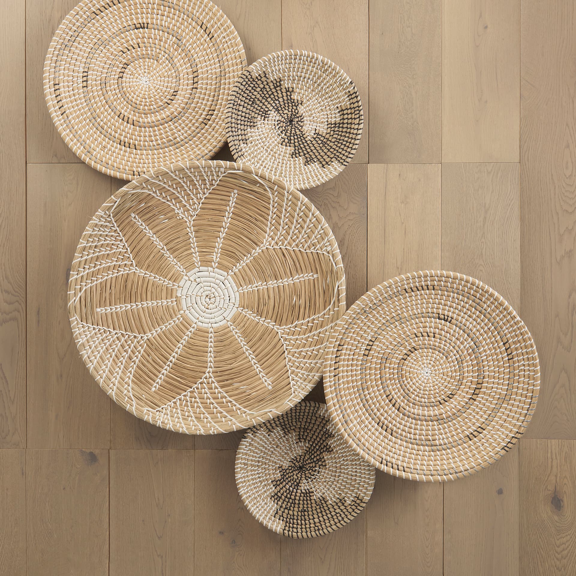 Luna 12.0L x 12.0W x 2.0H Light Brown Seagrass Round Wall Hanging Plate — product photograph