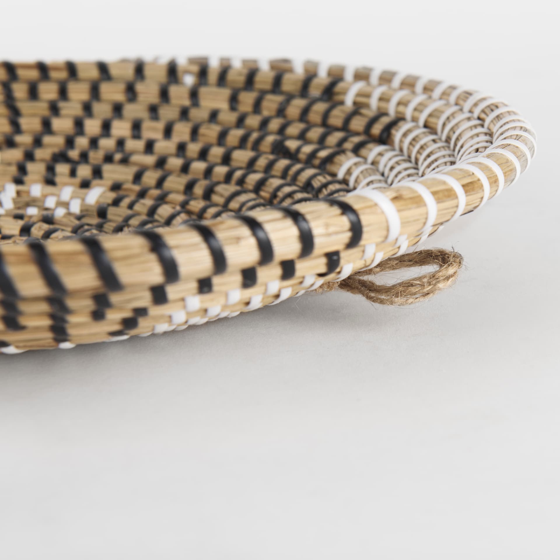 Luna 12.0L x 12.0W x 2.0H Light Brown Seagrass Round Wall Hanging Plate — product photograph