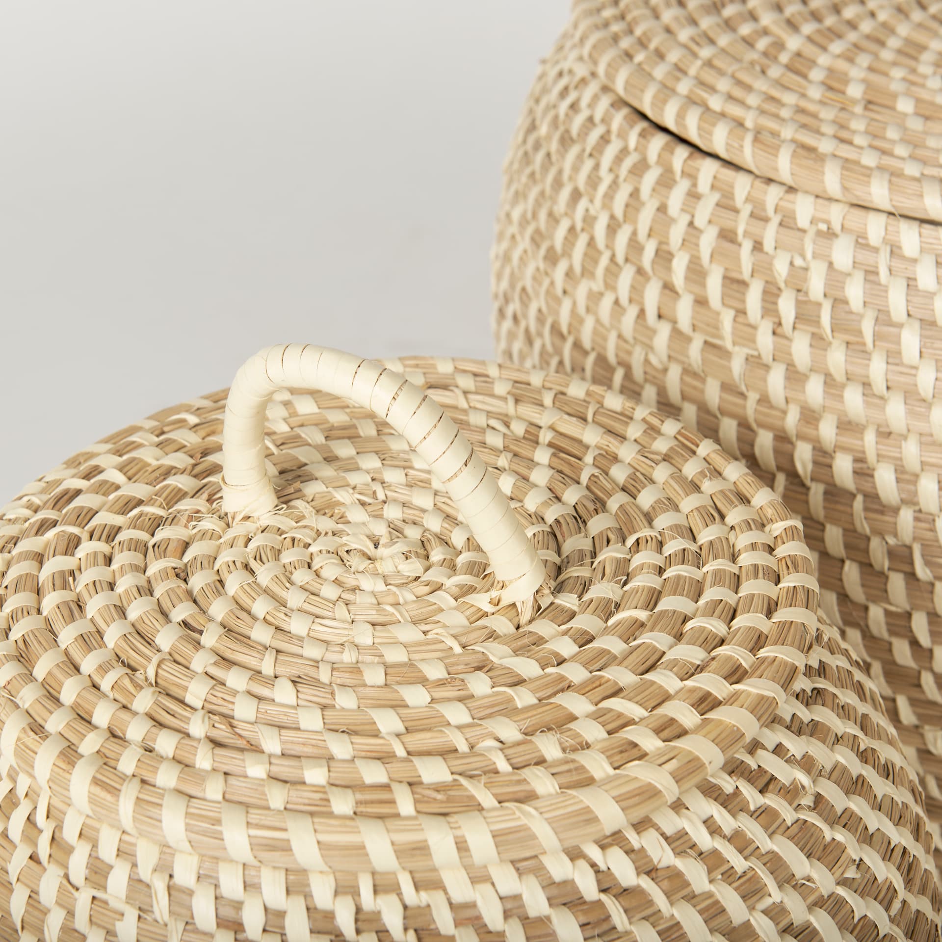Kalopa Set of 2 Seagrass Floor Baskets w/ Flat Handled Lid — product photograph