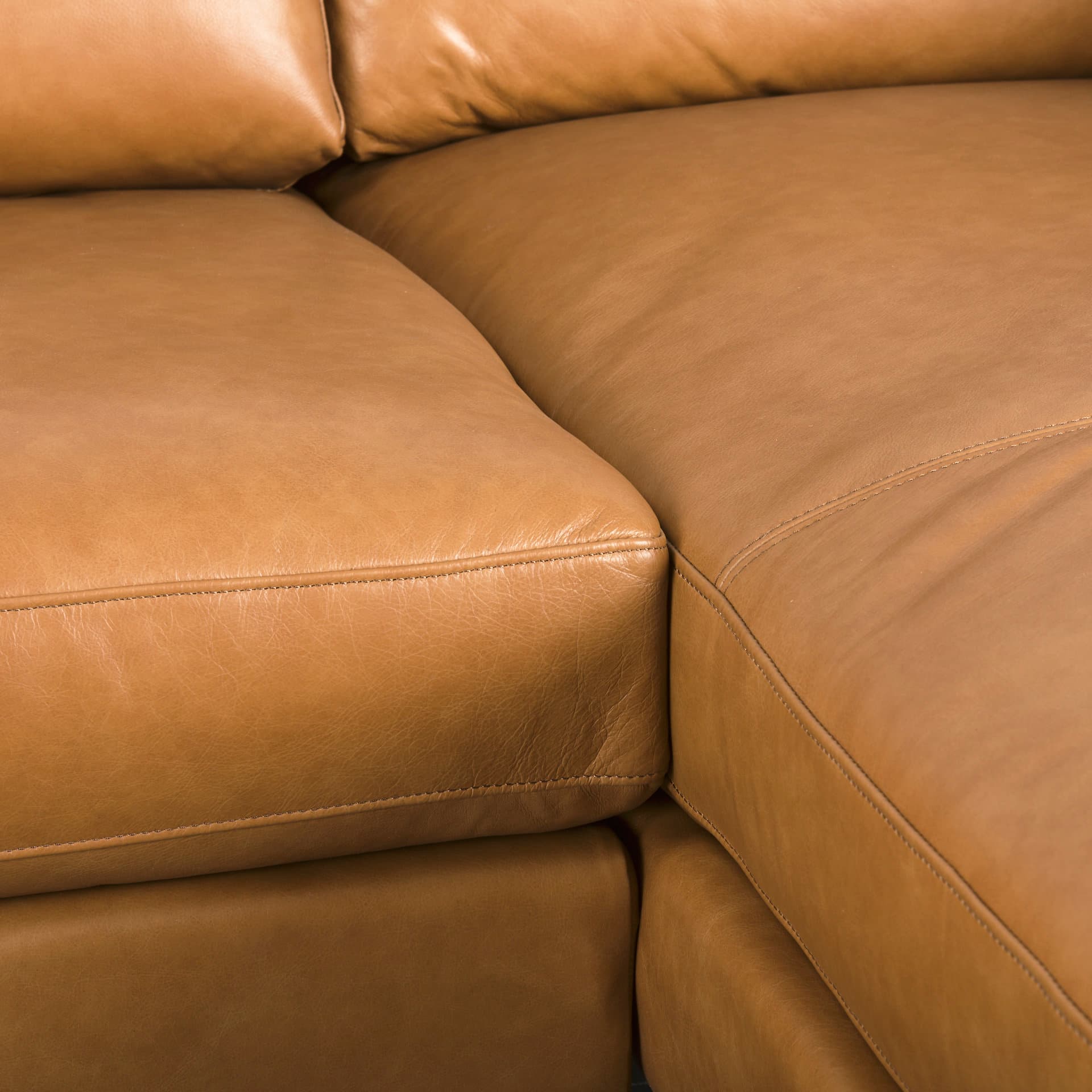 Elton 111.4L x 68.1W x 34.3H Tan Leather Right Chaise Sectional — product photograph
