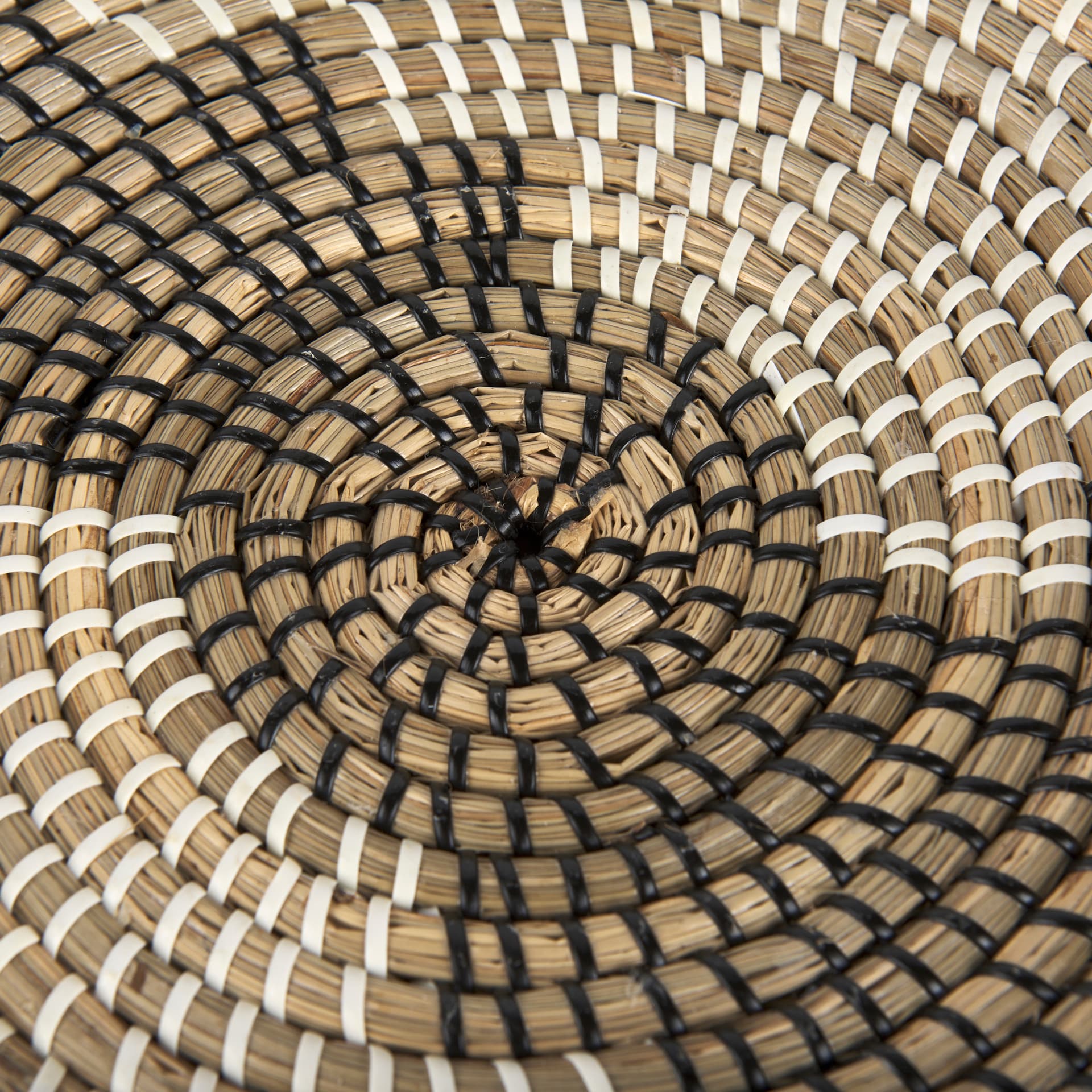 Luna 18.0L x 18.0W x 3.0H Large Light Brown Seagrass Round Wall Hanging Plate — product photograph