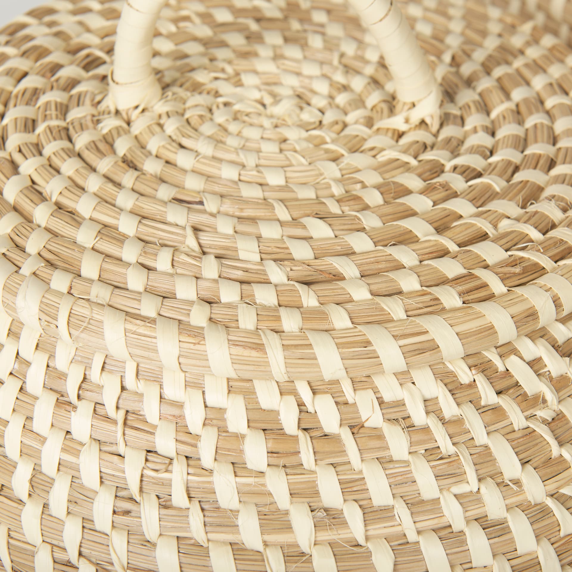 Kalopa Set of 2 Seagrass Floor Baskets w/ Flat Handled Lid — product photograph
